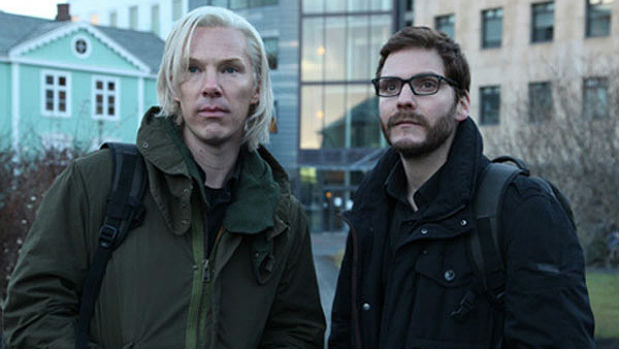 Benedict Cumberbatch e Daniel Brühl como Julian Assange e Daniel Domscheit-Berg em cena do filme The Fifth Estate, sobre o WikiLeaks