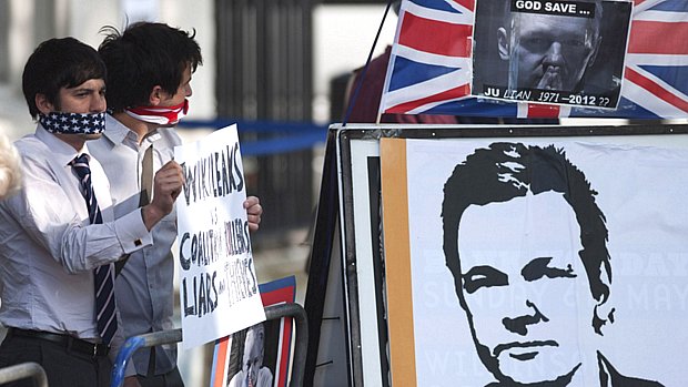 Manifestantes prestam apoio a Assange em frente ao Supremo Tribunal de Londres