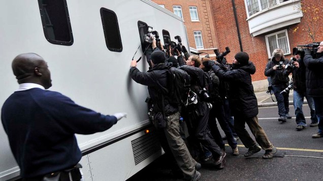 Fotógrafos cercam furgão policial que transporta Julian Assange, fundador do Wikileaks, na chegada ao tribunal em Londres