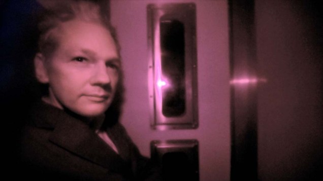 Julian Assange, o fundador do Wikileaks, é fotografado dentro do furgão da polícia deixando a Corte de Westminster, em Londres