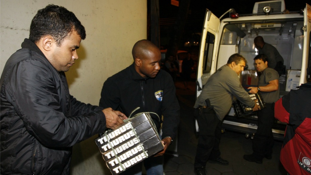 Armas recolhidas para perícia chegam à delegacia, no Rio de Janeiro: armamento da Polícia Militar pode ter sido usado para matar a juíza Patrícia Acioli