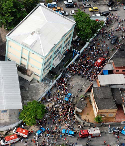Multidão em frente a Escola Municipal Tasso da Silveira no bairro Realengo, Rio de Janeiro