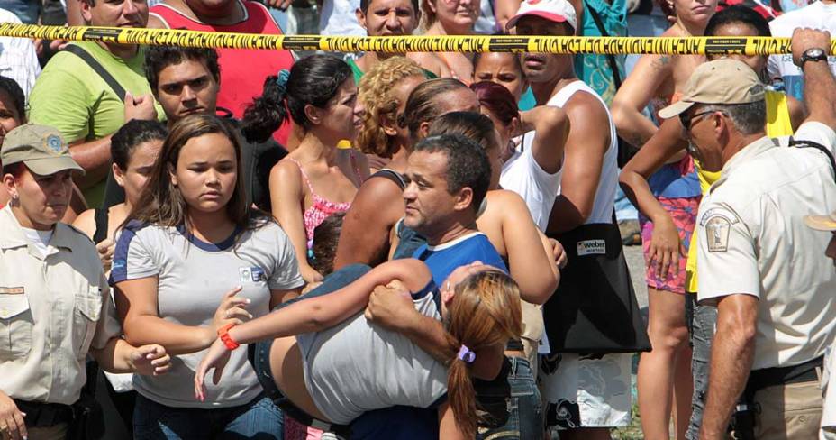 Mulher desmaia em frente a Escola Municipal Tasso da Silveira no bairro Realengo, Rio de Janeiro