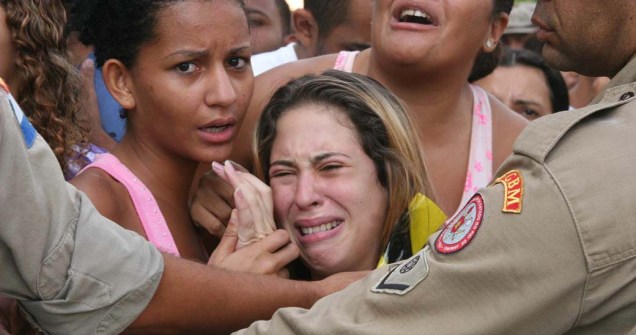 Familiares das vítimas da tragédia na Escola Municipal Tasso da Silveira, no bairro Realengo, Rio de Janeiro