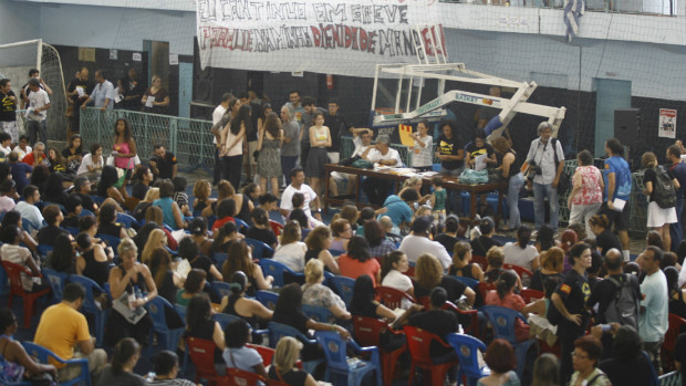 Professores participam de assembleia no Clube Municipal, na Tijuca, Zona Norte do Rio