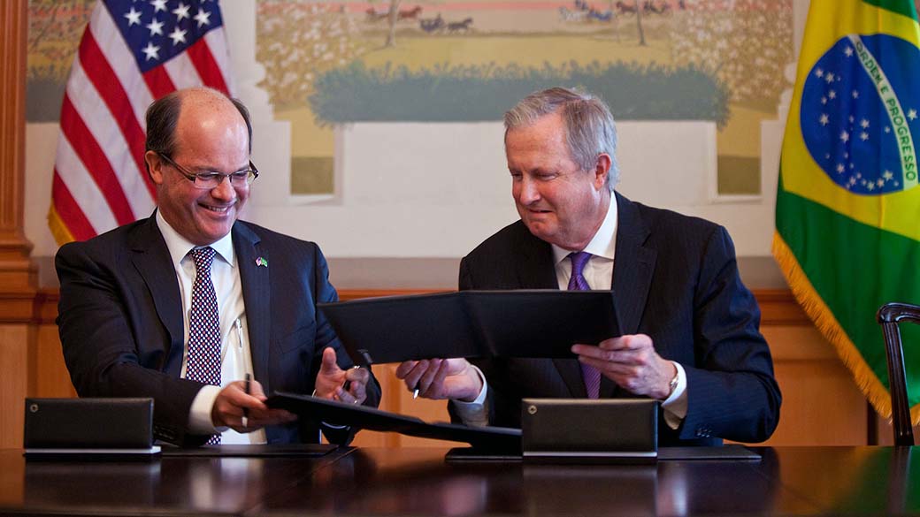 Frederico Curado, Diretor-Presidente da Embraer, e Jim Albaugh, Presidente e CEO da Boeing Commercial Airplanes, assinam acordo de cooperação em Washington