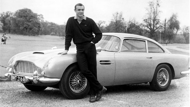 Sean Connery com o Aston Martin de James Bond