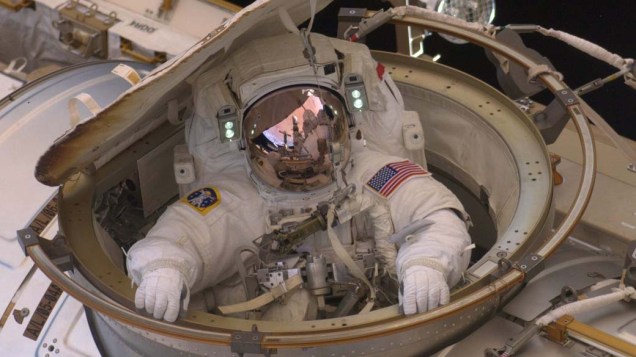 O astronauta Andrew Feustel entra na Estação Espacial Internacional, após 8 horas de caminhada no espaço