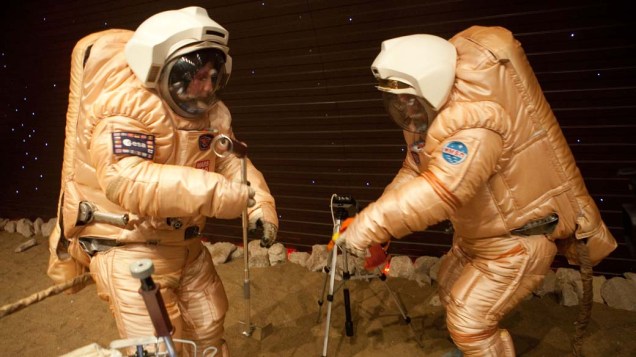 Dois astronautas mantidos há oito meses em uma réplica de uma nave espacial perto de Moscou fizeram uma caminhada fictícia sobre o planeta Marte, em uma operação simulada que deve durar um ano e meio