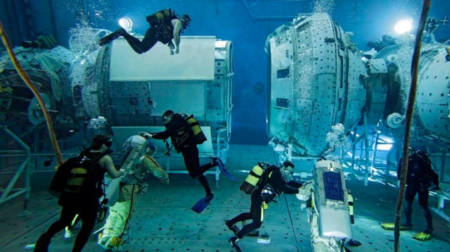 Astronautas participam de treinamento no Centro de Cosmonautas  em Moscou, na Rússia. Os treinos debaixo d’água simulam as condições no espaço