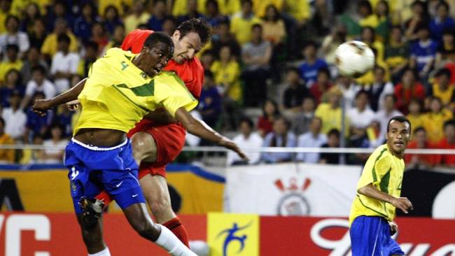 Atacante da Bélgica Mark Wilmots tem gol anulado contra o Brasil na Copa do Mundo de 2002