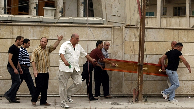 Iraquianos carregam caixão de uma das vítimas do ataque