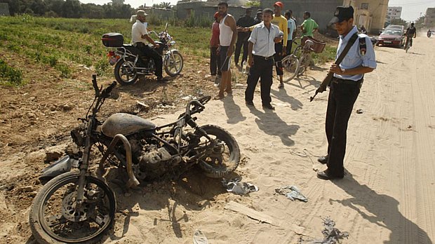 Motocicleta é atingida por ataque israelense a Deir al-Balah