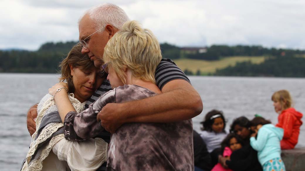 Parentes das vítimas do ataque terrorista na ilha de Utoya, Noruega