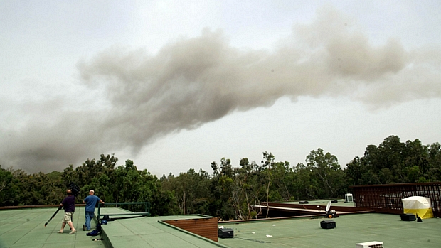 Após os fortes bombardeios, uma coluna de fumaça pôde ser vista a partir do telhado do hotel em que a imprensa estrangeira está hospedada, em Trípoli, capital líbia.