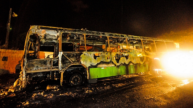 Novos ataques atingiram ônibus no bairro dos Ingleses, em Florianópolis. Três menores ordenaram que todos descessem do veículo e atearam fogo