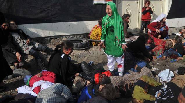 Vítimas de atentado realizado por um homem-bomba durante as comemorações da Ashura em Cabul, Afeganistão