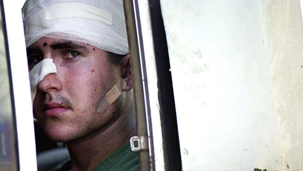 Marinheiro ferido no atentado ao USS Cole, em 2000, é levado a hospital em Aden, no Iêmen