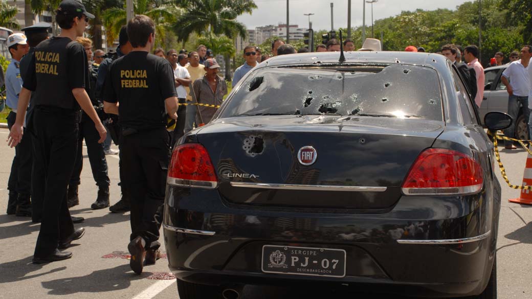 Carro do Presidente do TRE de Sergipe, Luis Antônio de Araujo Mendonça, que sofreu atentado em Aracaju/SE