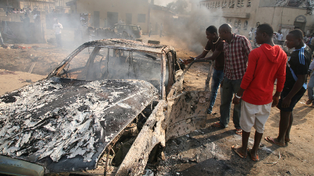 Nigerianos observam destroços de carro-bomba em Medalla