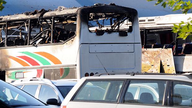 Ônibus que levavam turistas israelenses foram destruídos por uma bomba no aeroporto de Bourgas, na Bulgária. O atentado matou ao menos três pessoas e deixou mais de 20 feridos