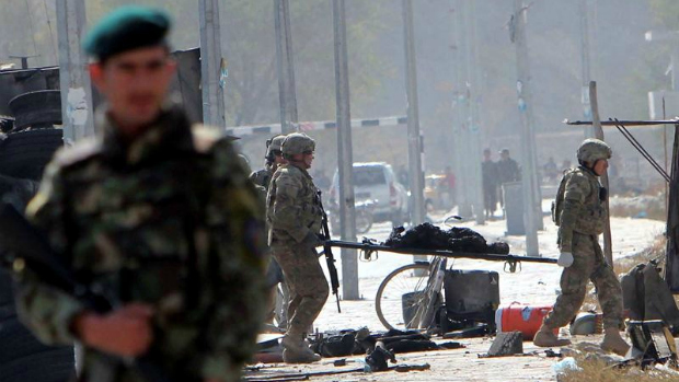 Soldados da Otan inspecionam o cenário do atentado suicida