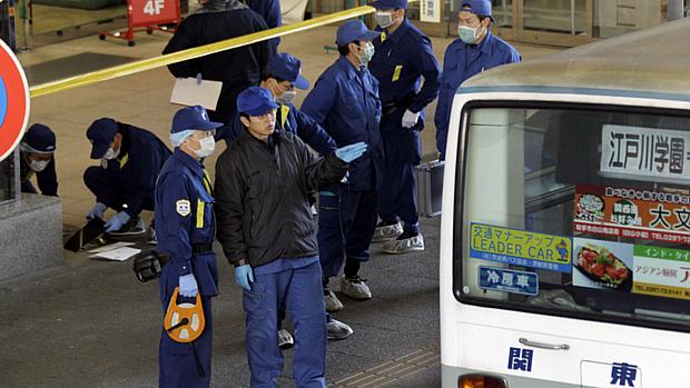 Homem esfaqueia 13 pessoas em ônibus no Japão