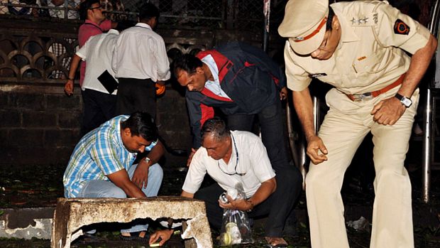 Investigadores indianos no local onde ocorreu uma das explosões, na região de Dadar