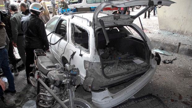 Carro da polícia foi atingido por explosão em Damasco