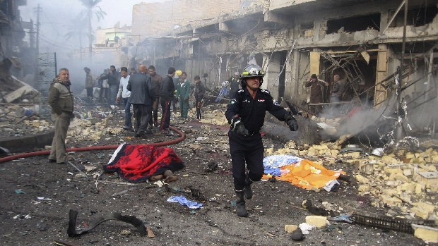 Agente da defesa civil trabalha em resgate após explosão em Bagdá