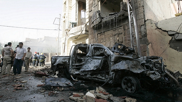 Destroços de carro-bomba em Kirkuk, no norte do Iraque