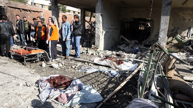 Corpos de vítimas de explosões aguardam remoção em Damasco