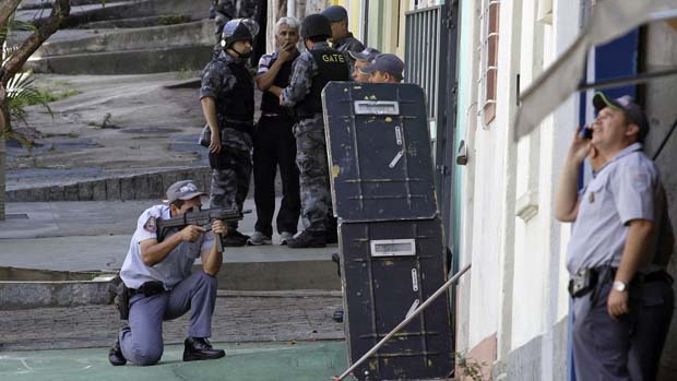 Policiais cercam casa aonde um homem que desferiu vários tiros a esmo se esconde, na rua Castro Alves, região da Liberdade