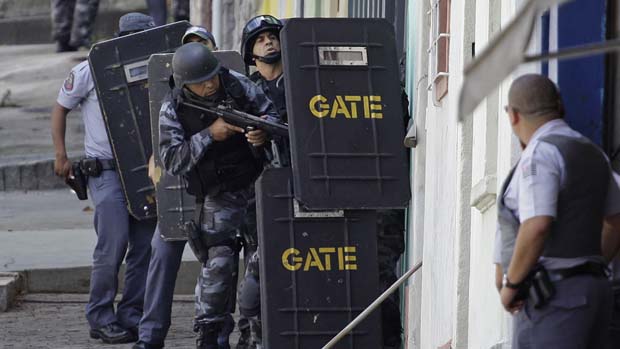 Policiais cercam casa aonde um homem que desferiu vários tiros a esmo se esconde, na rua Castro Alves, região da Liberdade