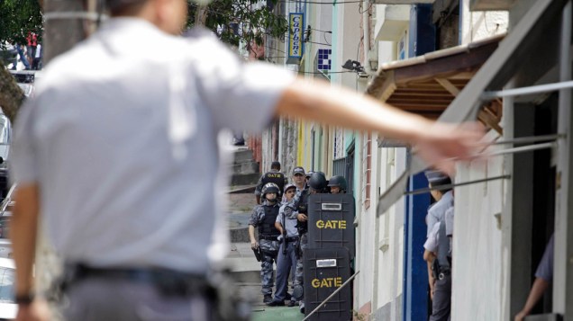 Polícia Militar negocia a rendição de suspeito de balear três pessoas em uma casa na Rua Castro Alves, no bairro da Liberdade