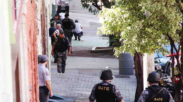 A Polícia Militar negocia a rendição de um homem suspeito de balear três pessoas em uma casa na Rua Castro Alves, no bairro da Liberdade, no centro de São Paulo