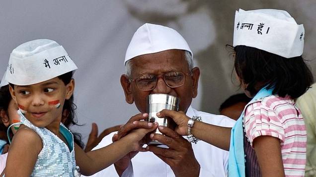 Em imagem divulgada hoje, o ativista indiano Anna Hazare quebra seu jejum, após 13 dias de greve de fome em protesto contra a corrupção na Índia