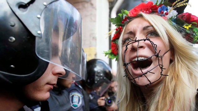 Ativista do grupo feminista Femen protesta em frente ao tribunal, antes de ser julgada por manifestação contra a prostituição, em Kiev, Ucrânia