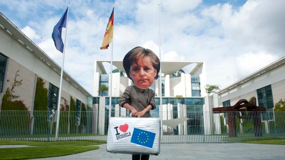 Em Berlim, ativista vestido como a chanceler alemã Angela Merkel durante manifestação contra o imposto sobre transações financeiras