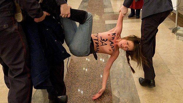 Policiais prendem ativista do grupo Femen em Moscou