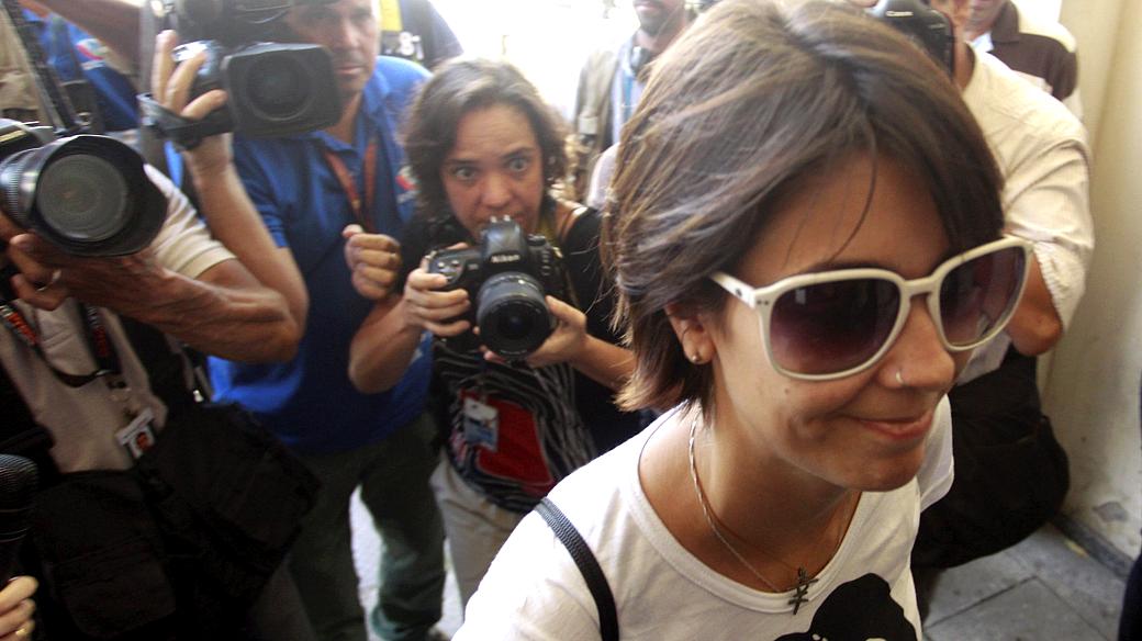 Ativista Sininho é cercada por jornalistas na chegada à 17ª DP, no Rio