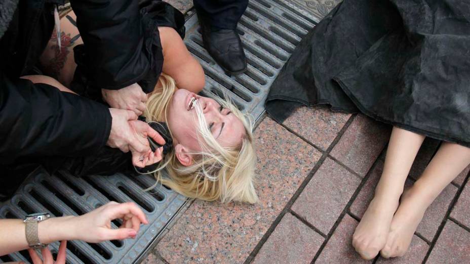 Ativistas do grupo Femen são detidas em protesto contra o resultado das eleições parlamentares do último domingo em Moscou, Rússia