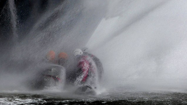 Ambientalistas do Greenpeace se acorrentaram à âncora de um navio russo no Oceano Ártico. O protesto era contra a exploração de petróleo na região