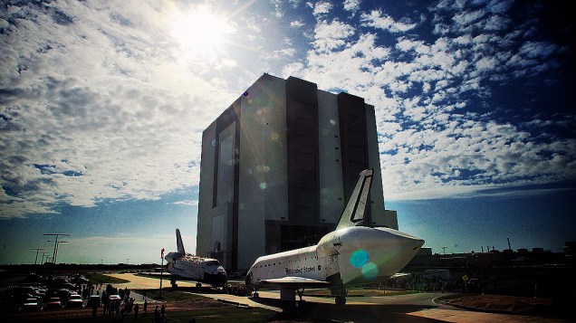 O ônibus espacial Endeavour será transferido para o Centro de Ciências da Califórnia em uma exposição permanente e o ônibus espacial Atlantis será mantido no Centro Espacial no Cabo Canaveral