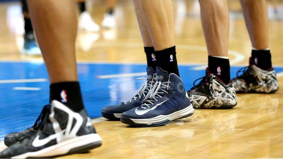 Na partida entre San Antonio Spurs e Dallas Mavericks, atletas usaram meias pretas em apoio aos colegas dos Clippers