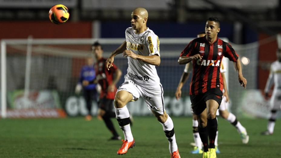 Doria e Ederson durante partida entre Atlético PR X Botafogo