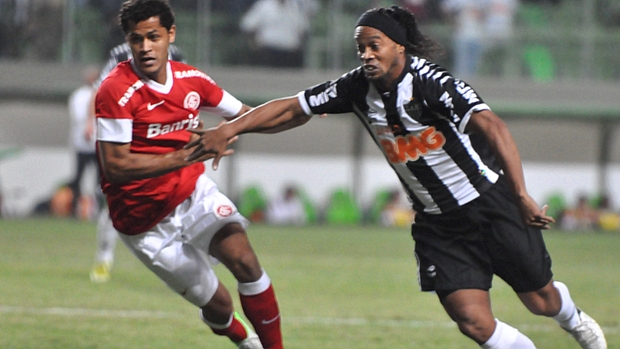 Ronaldinho briga pela bola em lance da vitória do Atlético-MG sobre o Internacional