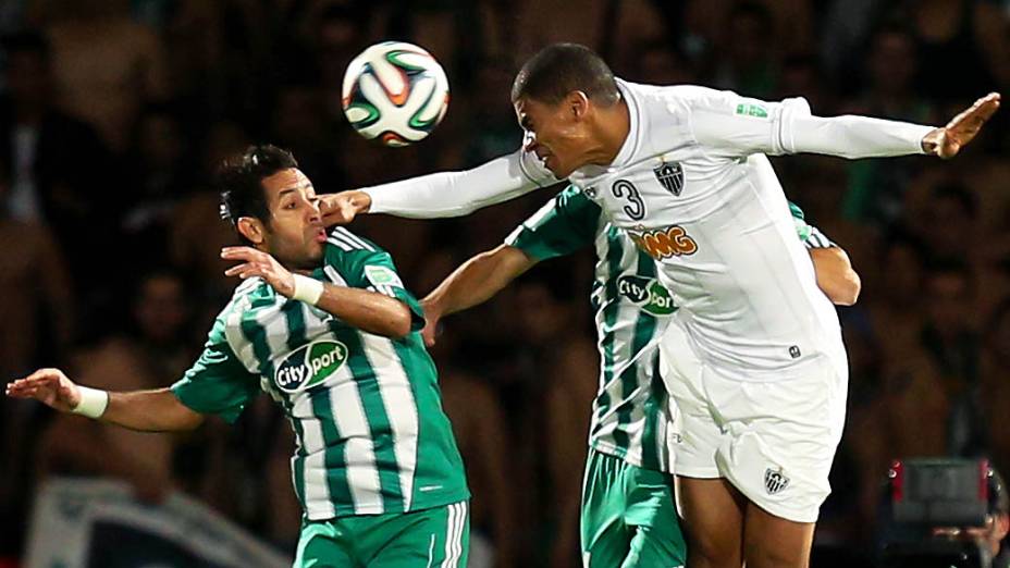Leonardo Silva disputa a bola com jogadores do Raja Casablanca