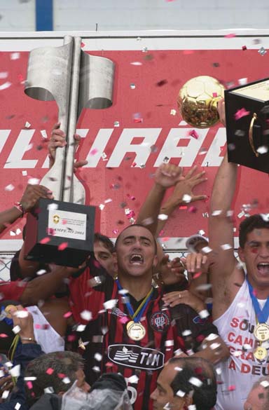 Em 2001, o Atlético-PR conquistou seu primeiro título brasileiro, depois de vencer a final contra o São Caetano