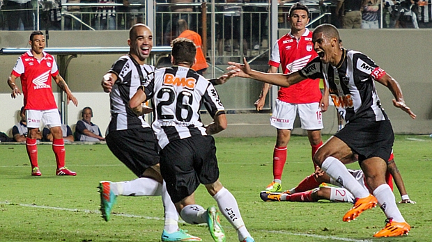 Neto Berola (de costas) comemora o segundo gol do Atlético-MG contra o Independiente Santa Fé